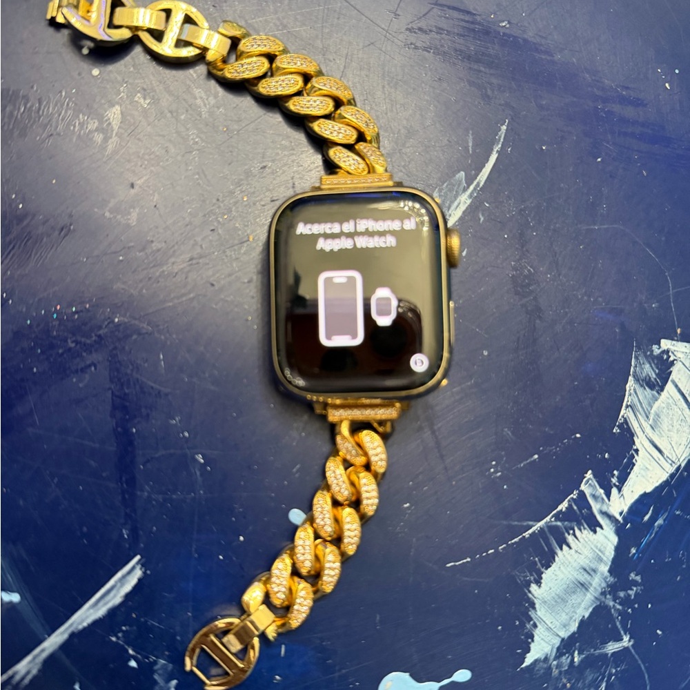 😎Apple Watch with Gold Chain and Black Screen w/Gold. 😎❤️read it all please🥰